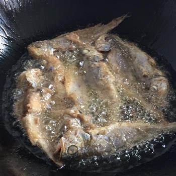 椒盐葱香小黄鱼怎么做，椒盐葱香小黄鱼怎么做好吃，椒盐葱香小黄鱼做法