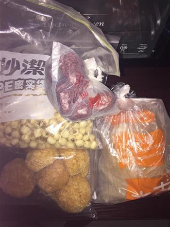 冰糖炖银耳莲子糖水怎么做，冰糖炖银耳莲子糖水怎么做好吃，冰糖炖银耳莲子糖水做法