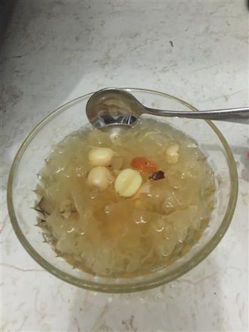 冰糖炖银耳莲子糖水怎么做，冰糖炖银耳莲子糖水怎么做好吃，冰糖炖银耳莲子糖水做法