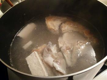 纯白-三文鱼头莲藕豆腐汤怎么做，纯白-三文鱼头莲藕豆腐汤怎么做好吃，纯白-三文鱼头莲藕豆腐汤做法