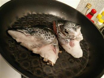 纯白-三文鱼头莲藕豆腐汤怎么做，纯白-三文鱼头莲藕豆腐汤怎么做好吃，纯白-三文鱼头莲藕豆腐汤做法