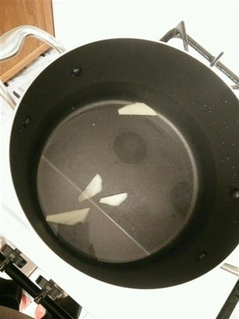 纯白-三文鱼头莲藕豆腐汤怎么做，纯白-三文鱼头莲藕豆腐汤怎么做好吃，纯白-三文鱼头莲藕豆腐汤做法