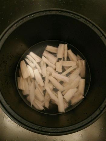 纯白-三文鱼头莲藕豆腐汤怎么做，纯白-三文鱼头莲藕豆腐汤怎么做好吃，纯白-三文鱼头莲藕豆腐汤做法