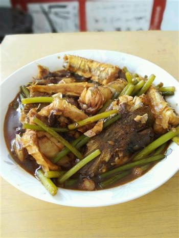 蒜苔狗腿鱼怎么做，蒜苔狗腿鱼怎么做好吃，蒜苔狗腿鱼做法