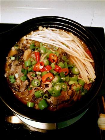 泡椒酸菜肥牛煲怎么做，泡椒酸菜肥牛煲怎么做好吃，泡椒酸菜肥牛煲做法