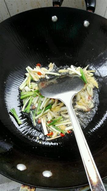 韭菜青椒炒河虾怎么做，韭菜青椒炒河虾怎么做好吃，韭菜青椒炒河虾做法