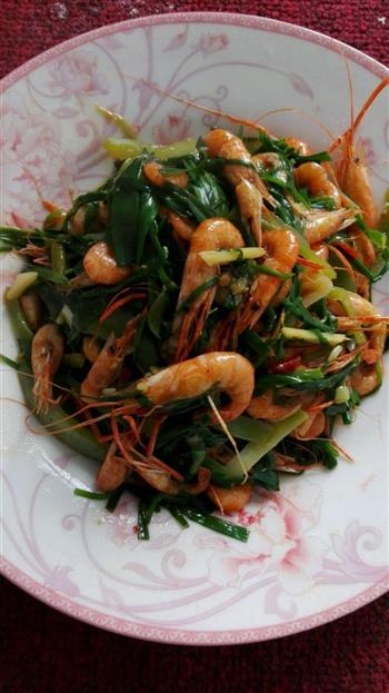 韭菜青椒炒河虾怎么做，韭菜青椒炒河虾怎么做好吃，韭菜青椒炒河虾做法