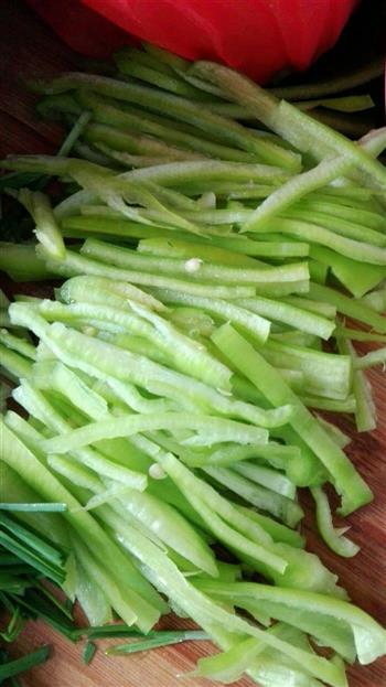 韭菜青椒炒河虾怎么做，韭菜青椒炒河虾怎么做好吃，韭菜青椒炒河虾做法