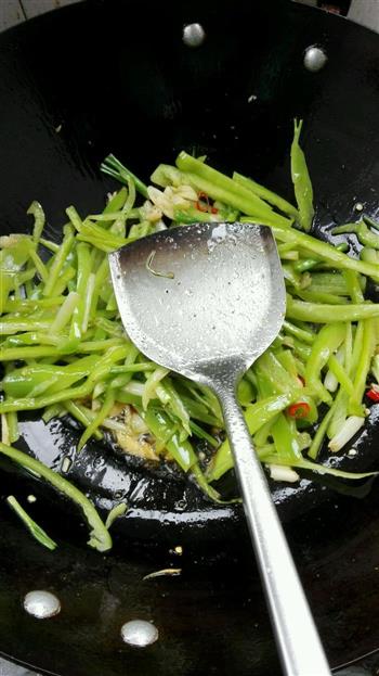 韭菜青椒炒河虾怎么做，韭菜青椒炒河虾怎么做好吃，韭菜青椒炒河虾做法