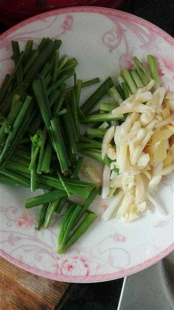 韭菜青椒炒河虾怎么做，韭菜青椒炒河虾怎么做好吃，韭菜青椒炒河虾做法
