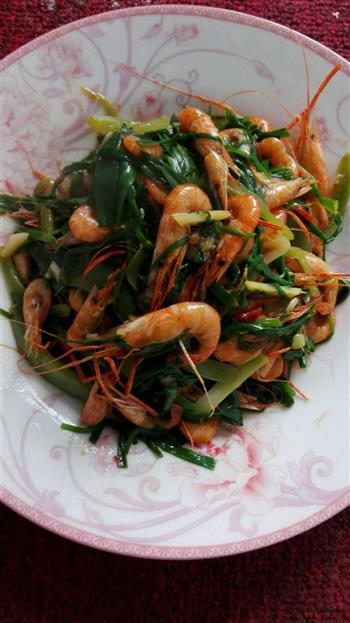 韭菜青椒炒河虾怎么做，韭菜青椒炒河虾怎么做好吃，韭菜青椒炒河虾做法