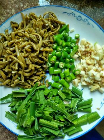 酸豆角熏鱼怎么做，酸豆角熏鱼怎么做好吃，酸豆角熏鱼做法
