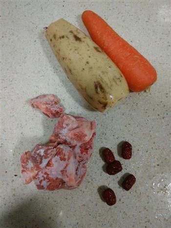 胡萝卜莲藕排骨汤怎么做，胡萝卜莲藕排骨汤怎么做好吃，胡萝卜莲藕排骨汤做法