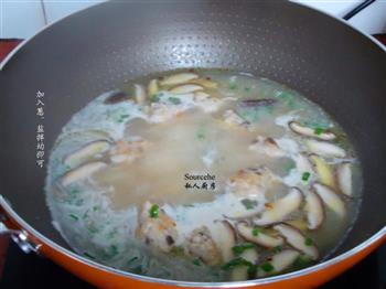 蘑菇鸡肉丸汤怎么做，蘑菇鸡肉丸汤怎么做好吃，蘑菇鸡肉丸汤做法