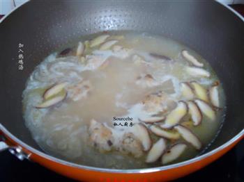 蘑菇鸡肉丸汤怎么做，蘑菇鸡肉丸汤怎么做好吃，蘑菇鸡肉丸汤做法