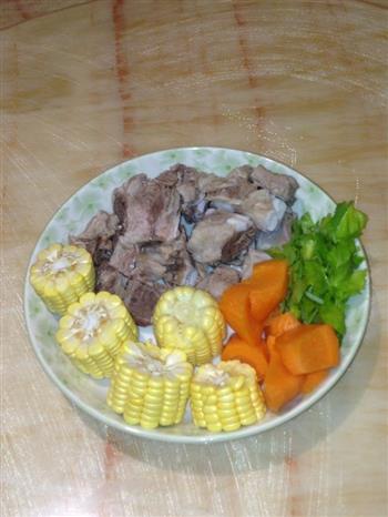 胡萝卜甜玉米排骨汤怎么做，胡萝卜甜玉米排骨汤怎么做好吃，胡萝卜甜玉米排骨汤做法