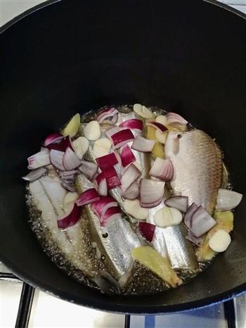 蘑菇鱼汤怎么做，蘑菇鱼汤怎么做好吃，蘑菇鱼汤做法