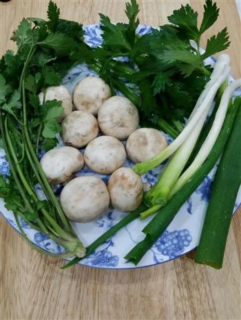 蘑菇鱼汤怎么做，蘑菇鱼汤怎么做好吃，蘑菇鱼汤做法