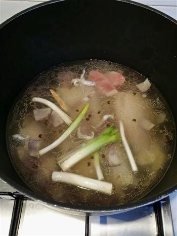 蘑菇鱼汤怎么做，蘑菇鱼汤怎么做好吃，蘑菇鱼汤做法