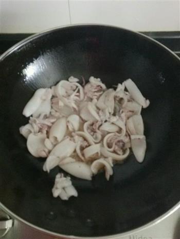 灯椒炒小鱿鱼怎么做，灯椒炒小鱿鱼怎么做好吃，灯椒炒小鱿鱼做法