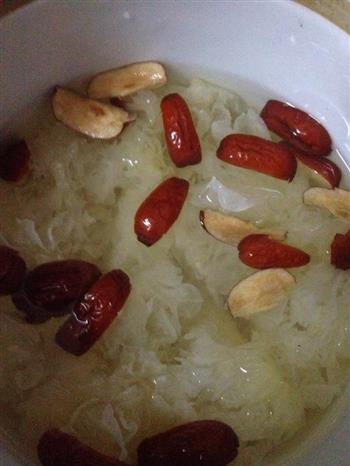 桃胶炖银耳莲子怎么做，桃胶炖银耳莲子怎么做好吃，桃胶炖银耳莲子做法