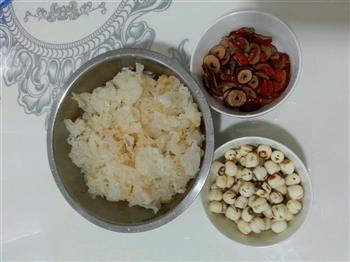 红糖莲子银耳汤怎么做，红糖莲子银耳汤怎么做好吃，红糖莲子银耳汤做法