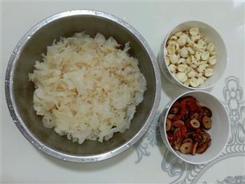 红糖莲子银耳汤怎么做，红糖莲子银耳汤怎么做好吃，红糖莲子银耳汤做法