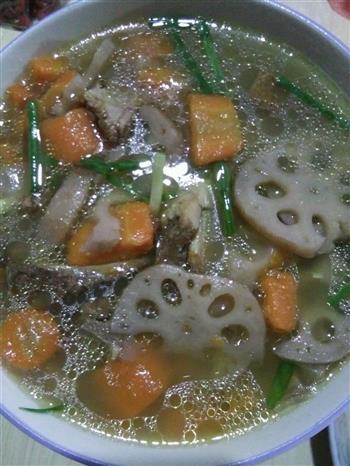 排骨胡萝卜莲藕汤怎么做，排骨胡萝卜莲藕汤怎么做好吃，排骨胡萝卜莲藕汤做法