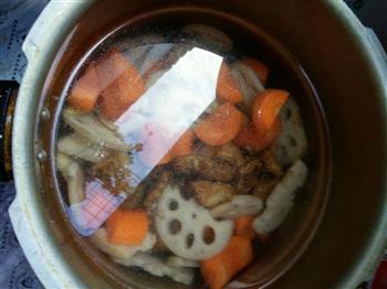 排骨胡萝卜莲藕汤怎么做，排骨胡萝卜莲藕汤怎么做好吃，排骨胡萝卜莲藕汤做法