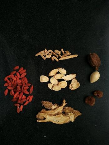 秘方药材炖鸡汤怎么做，秘方药材炖鸡汤怎么做好吃，秘方药材炖鸡汤做法