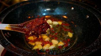 啤酒焖酥鱼怎么做，啤酒焖酥鱼怎么做好吃，啤酒焖酥鱼做法