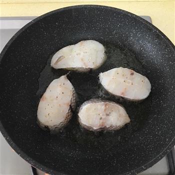 迷迭香香煎鳕鱼-曹妈妈怎么做，迷迭香香煎鳕鱼-曹妈妈怎么做好吃，迷迭香香煎鳕鱼-曹妈妈做法