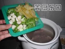 咸菜蒜香苦瓜排骨汤怎么做,咸菜蒜香苦瓜排骨汤怎么做好吃,咸菜蒜香苦瓜排骨汤做法 咸菜蒜香苦瓜排骨汤怎么做,咸菜蒜香苦瓜排骨汤怎么做好吃,咸菜蒜香苦瓜排骨汤做法