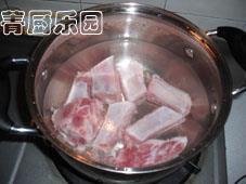 咸菜蒜香苦瓜排骨汤怎么做，咸菜蒜香苦瓜排骨汤怎么做好吃，咸菜蒜香苦瓜排骨汤做法