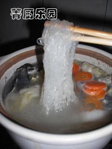 砂锅什锦鲫鱼汤怎么做，砂锅什锦鲫鱼汤怎么做好吃，砂锅什锦鲫鱼汤做法