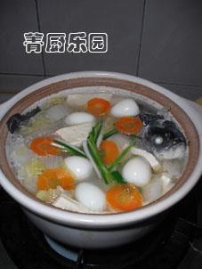 砂锅什锦鲫鱼汤怎么做，砂锅什锦鲫鱼汤怎么做好吃，砂锅什锦鲫鱼汤做法