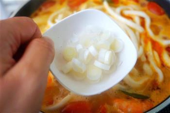 泰美味-泰式海鲜冬阴功乌冬面怎么做，泰美味-泰式海鲜冬阴功乌冬面怎么做好吃，泰美味-泰式海鲜冬阴功乌冬面做法