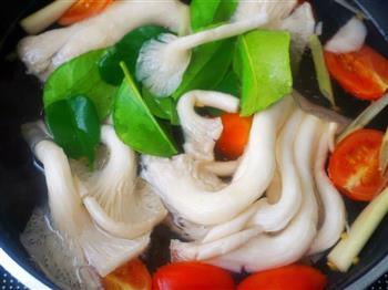 泰美味-泰式海鲜冬阴功乌冬面怎么做，泰美味-泰式海鲜冬阴功乌冬面怎么做好吃，泰美味-泰式海鲜冬阴功乌冬面做法