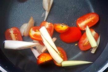 泰美味-泰式海鲜冬阴功乌冬面怎么做，泰美味-泰式海鲜冬阴功乌冬面怎么做好吃，泰美味-泰式海鲜冬阴功乌冬面做法