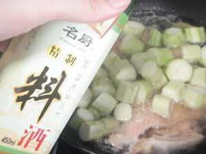 丝瓜三文鱼骨汤怎么做，丝瓜三文鱼骨汤怎么做好吃，丝瓜三文鱼骨汤做法