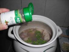 菜脯莲藕煲排骨怎么做，菜脯莲藕煲排骨怎么做好吃，菜脯莲藕煲排骨做法