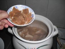 菜脯莲藕煲排骨怎么做，菜脯莲藕煲排骨怎么做好吃，菜脯莲藕煲排骨做法