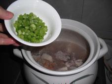 菜脯莲藕煲排骨怎么做，菜脯莲藕煲排骨怎么做好吃，菜脯莲藕煲排骨做法
