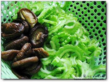 花菇苦瓜乌鸡汤怎么做，花菇苦瓜乌鸡汤怎么做好吃，花菇苦瓜乌鸡汤做法