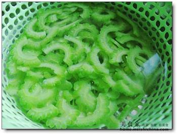 花菇苦瓜乌鸡汤怎么做，花菇苦瓜乌鸡汤怎么做好吃，花菇苦瓜乌鸡汤做法