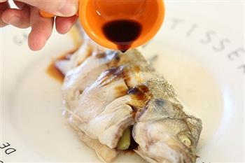 家常清蒸鲈鱼 宝宝辅食微课堂怎么做，家常清蒸鲈鱼 宝宝辅食微课堂怎么做好吃，家常清蒸鲈鱼 宝宝辅食微课堂做法