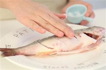 家常清蒸鲈鱼 宝宝辅食微课堂怎么做，家常清蒸鲈鱼 宝宝辅食微课堂怎么做好吃，家常清蒸鲈鱼 宝宝辅食微课堂做法