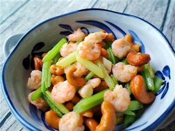 西芹腰果虾仁怎么做，西芹腰果虾仁怎么做好吃，西芹腰果虾仁做法
