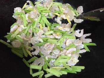 西芹腰果虾仁怎么做，西芹腰果虾仁怎么做好吃，西芹腰果虾仁做法