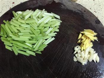 西芹腰果虾仁怎么做，西芹腰果虾仁怎么做好吃，西芹腰果虾仁做法